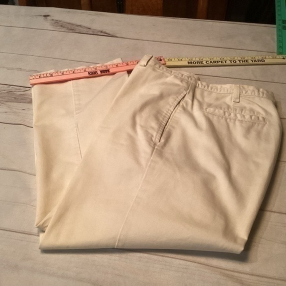 Lee Woman’s Khaki Pants Size 10 Short
